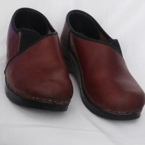 Dansko ladies brown stapled leather clogs-sz 8M